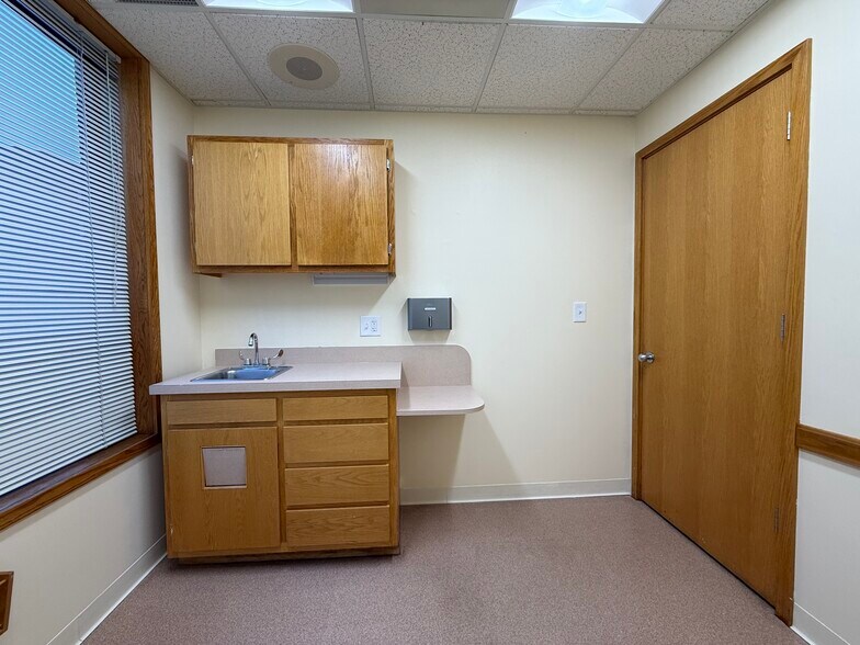 More Photos Of 33 Bartlett St, Lowell Medical For Lease
