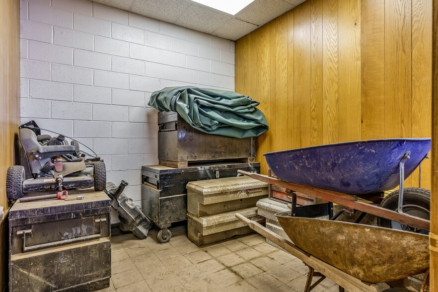 More Photos Of 415 N 3rd St, Rockford Light Distribution For Sale