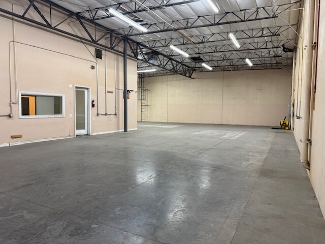More Photos Of 5968 Edmond St, Las Vegas Warehouse For Lease