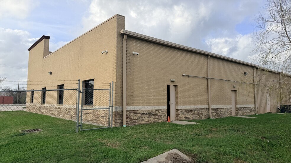 More Photos Of 1624 Hill Ave, Dickinson Storefront Retail Office For Lease