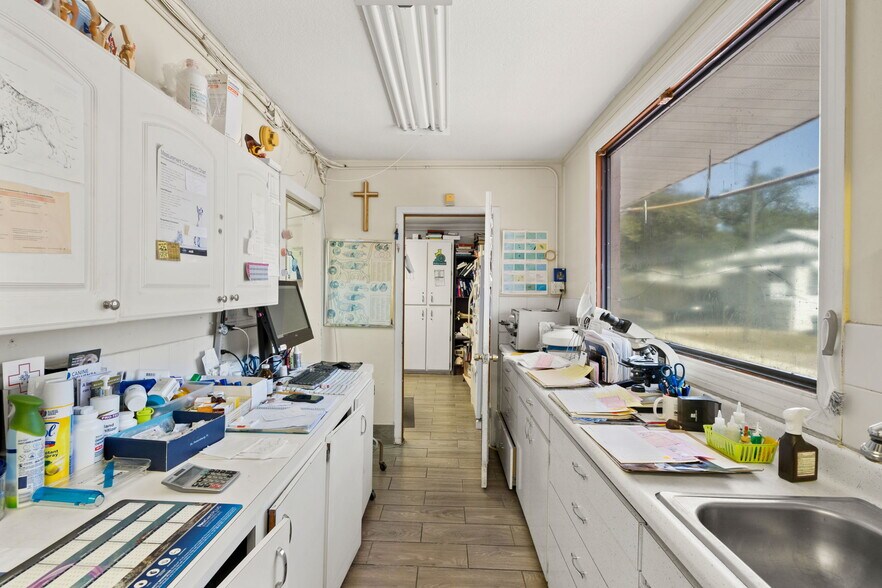 More Photos Of 6603 N Florida Ave, Tampa Veterinarian Kennel For Lease