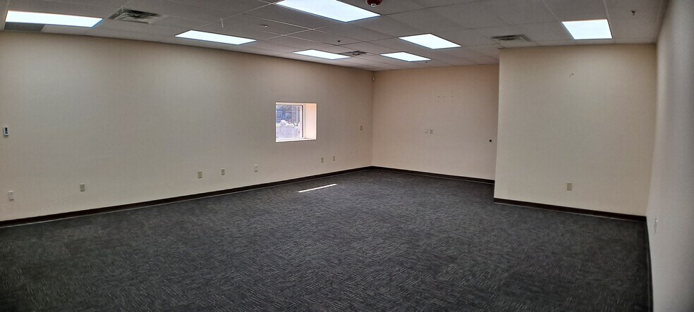 More Photos Of 5000 Park St N, Saint Petersburg Flex For Lease
