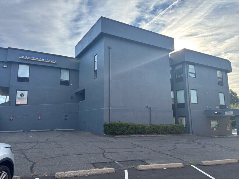 More Photos Of 502 W Maple Ave, Vienna Office For Lease