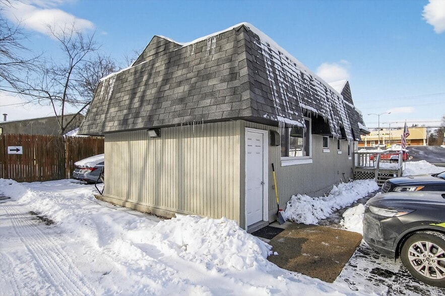 More Photos Of 7045 Cooley Lake Rd, West Bloomfield Freestanding For Sale