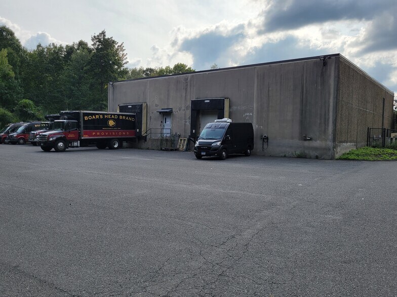 More Photos Of 85 Turnpike Dr, Waterbury Flex For Lease