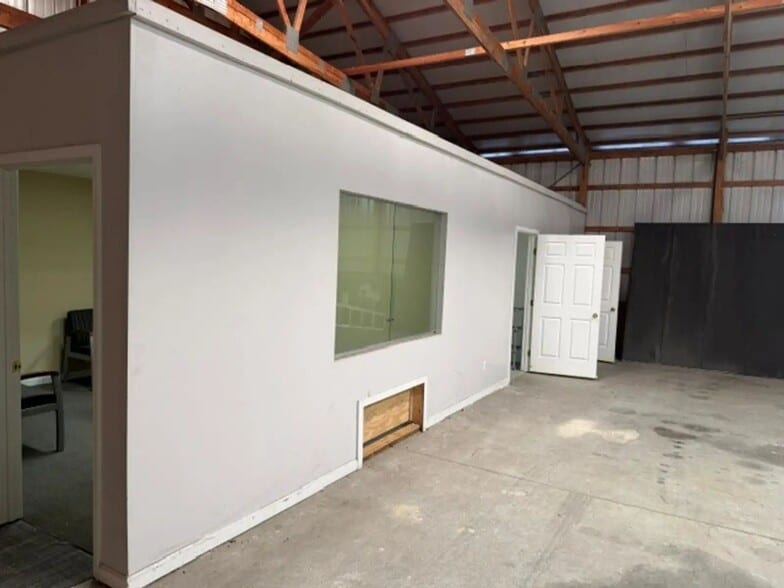 More Photos Of 950 Glengarry Drive, Fairdale Industrial For Sale