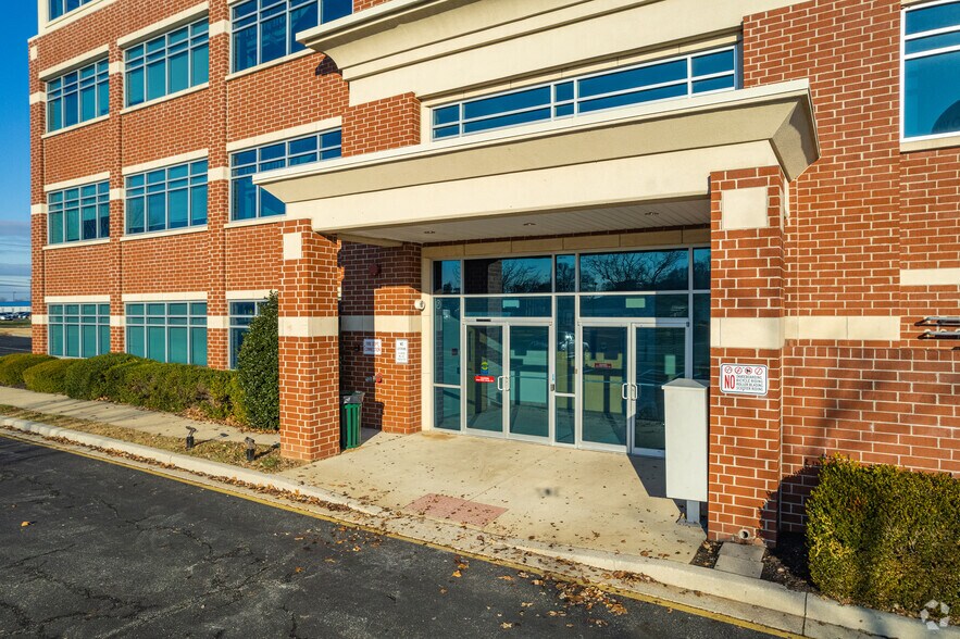 More Photos Of 651 N Broad St, Middletown Office For Lease