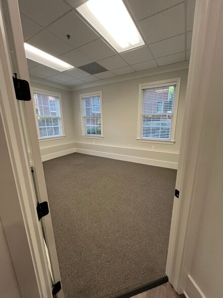 More Photos Of 295 W Crossville Rd, Roswell Office For Lease