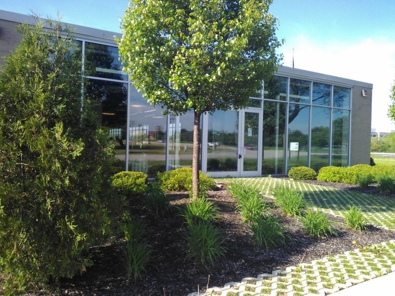 Primary Photo Of 101 Tower Dr, Burr Ridge Manufacturing For Sale