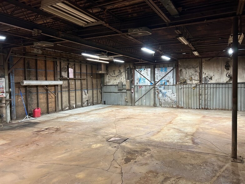 More Photos Of 7726 Warwick Blvd, Newport News Warehouse For Lease