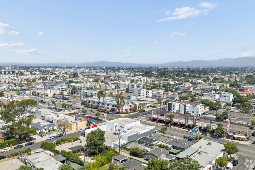 More Photos Of 10520 Magnolia Blvd, North Hollywood Office For Sale