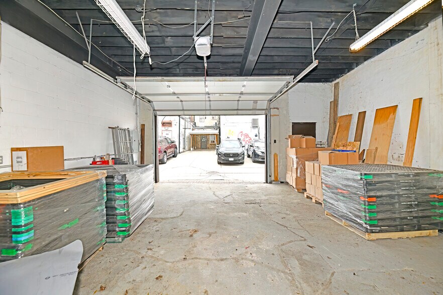 More Photos Of 30R First Ave, Toronto Light Distribution For Sale