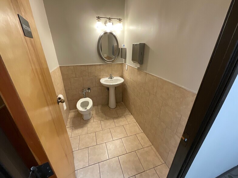 More Photos Of 5501 Island River Dr, Knoxville Light Distribution For Lease