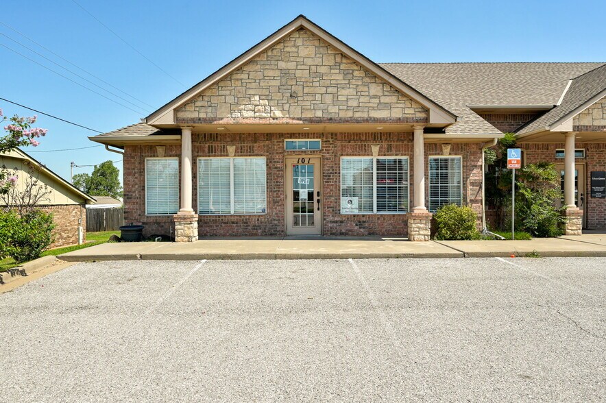 More Photos Of 543 E Ok-152, Mustang Office For Sale
