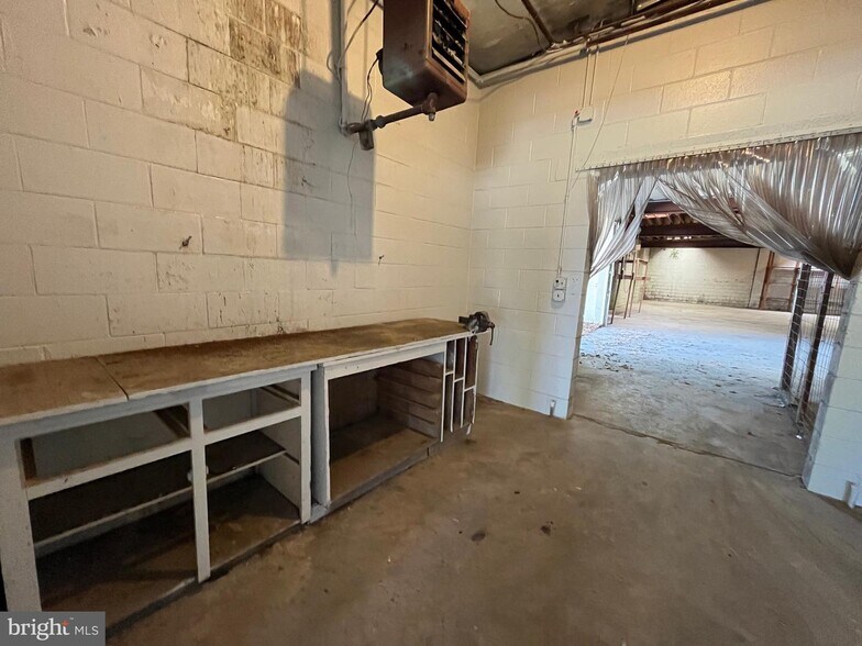 More Photos Of 407 S West Blvd, Landisville Warehouse For Lease