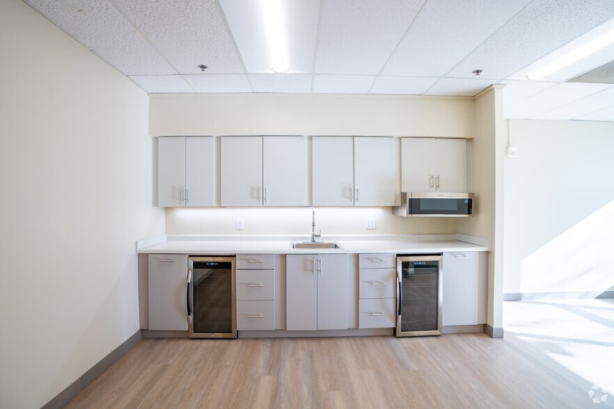 More Photos Of 810 Memorial Dr, Cambridge Office For Lease