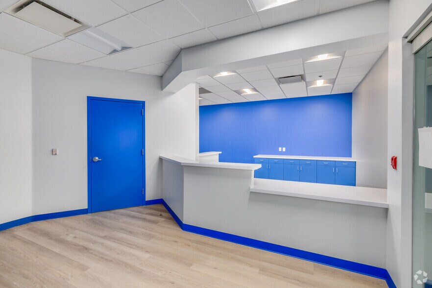 More Photos Of 690 N Cofco Center Ct, Phoenix Medical For Lease