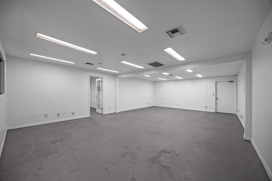 More Photos Of 128 Tomahawk Dr, Indian Harbour Beach Warehouse For Sale