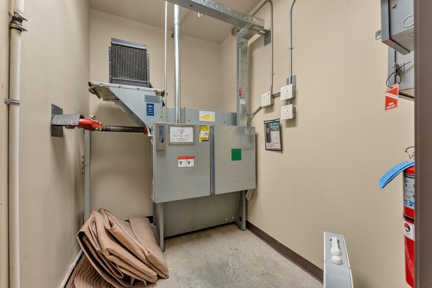 More Photos Of 975 Sheffield St, Washington Hotel For Sale