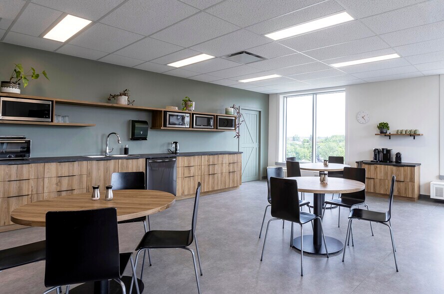 More Photos Of 320 Rue Saint-Germain E, Rimouski Office For Lease