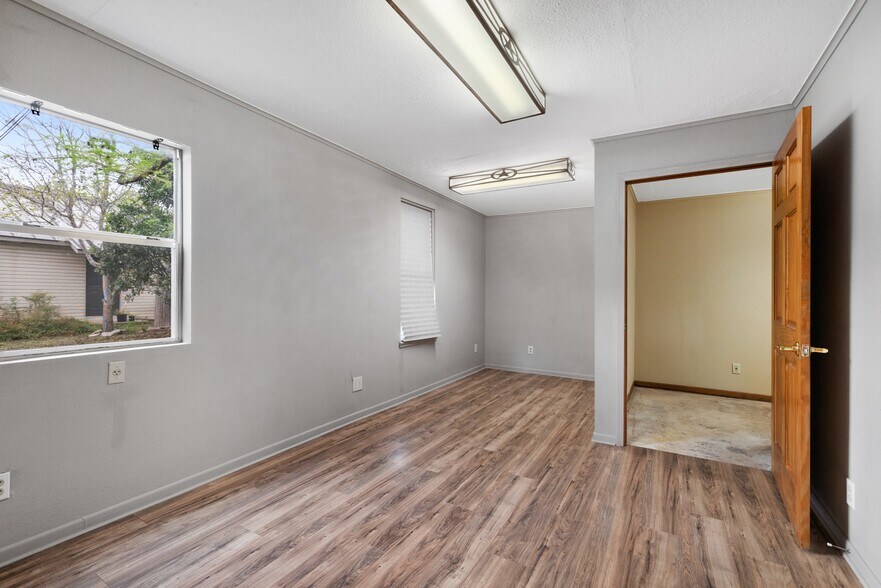 More Photos Of 807 Main St, Blanco Office For Sale