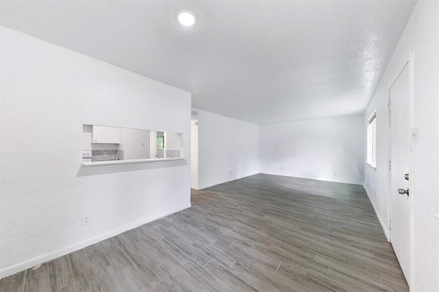 More Photos Of 1312 W Adoue St, Alvin Apartments For Sale