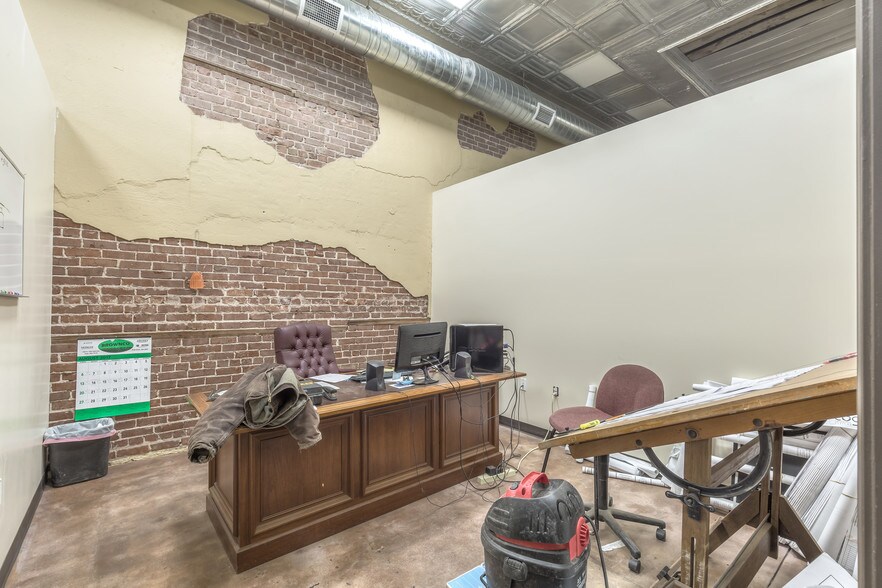 More Photos Of 204 S Broadway, Coweta Office For Sale