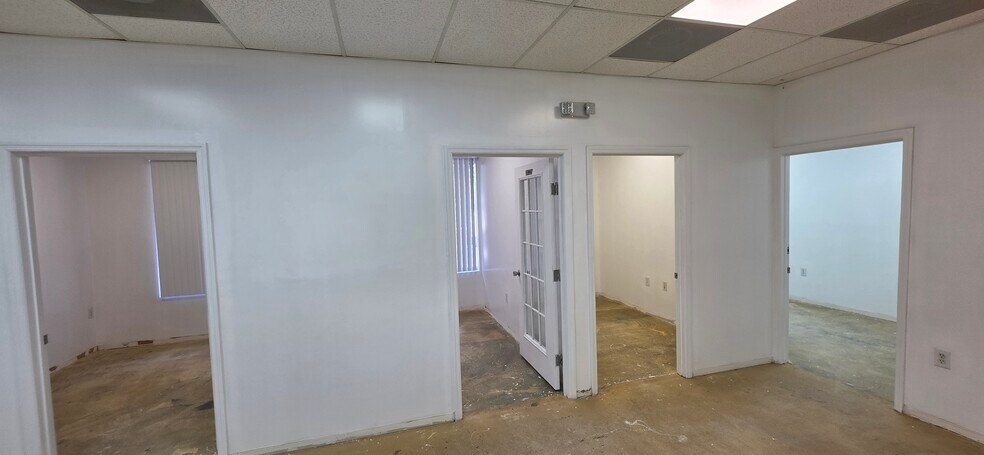 More Photos Of 7810 Kingspointe Pky, Orlando Warehouse For Lease