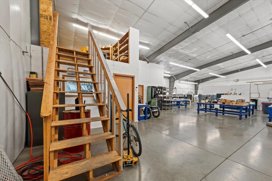 More Photos Of 720 E 3rd Ave, Moses Lake Manufacturing For Sale