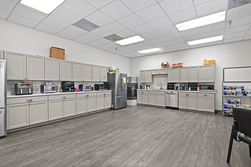 More Photos Of 43880 Commerce Ave, Hollywood Warehouse For Sale