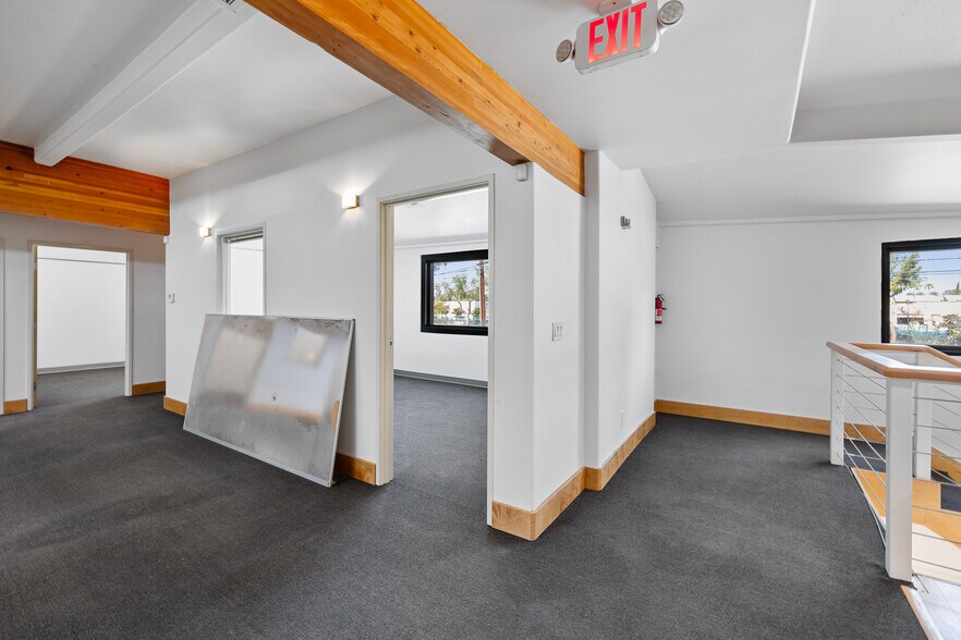 More Photos Of 18536 Oxnard St, Tarzana Warehouse For Sale