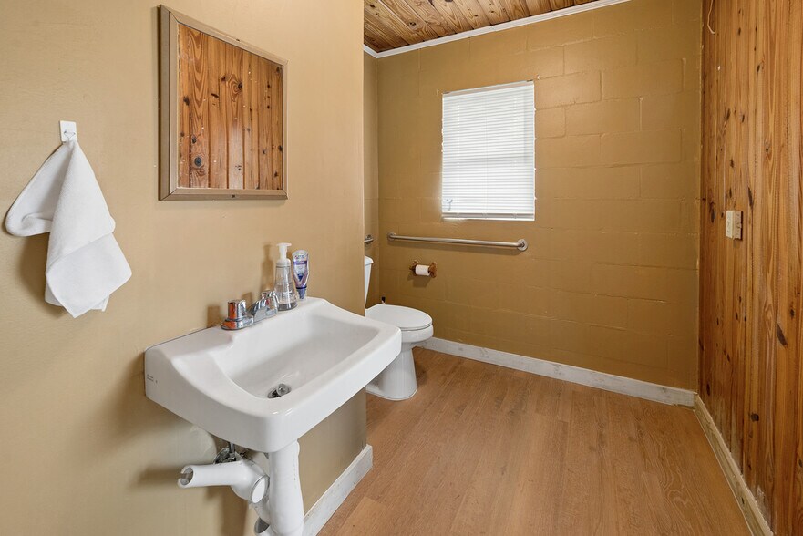 More Photos Of 1320 N Temple Ave, Starke Office For Sale