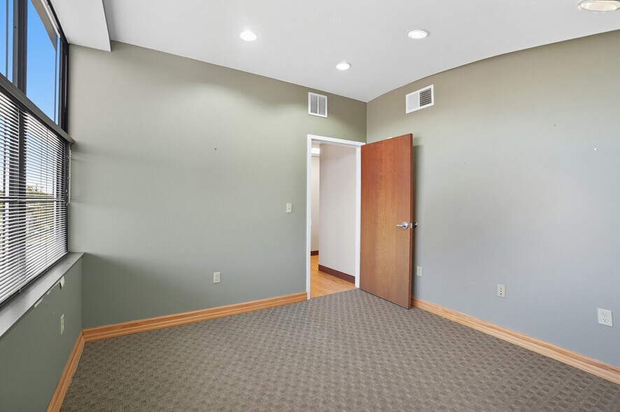 More Photos Of 916-920 W Market St, Lima Medical For Sale