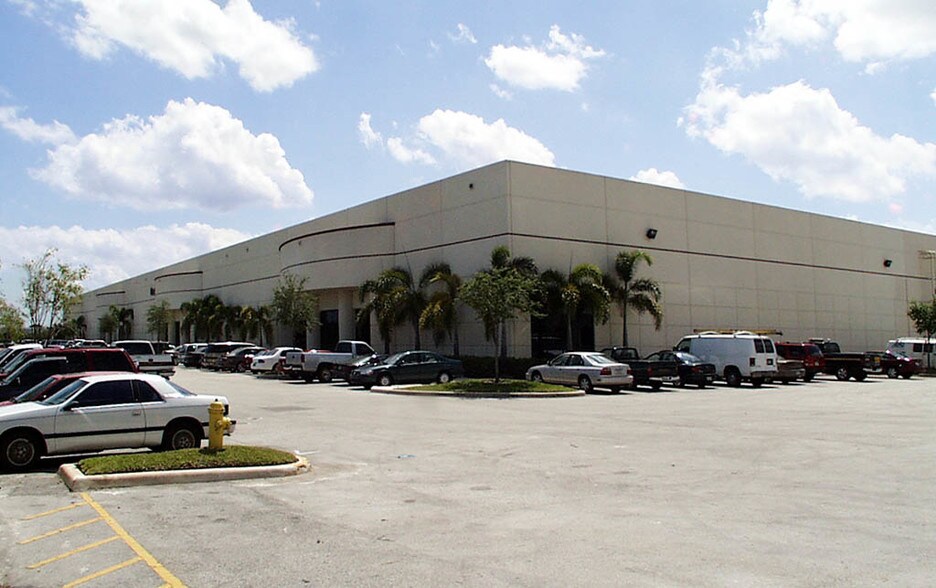 More Photos Of 2805-2889 N Commerce Pky, Miramar Distribution For Lease