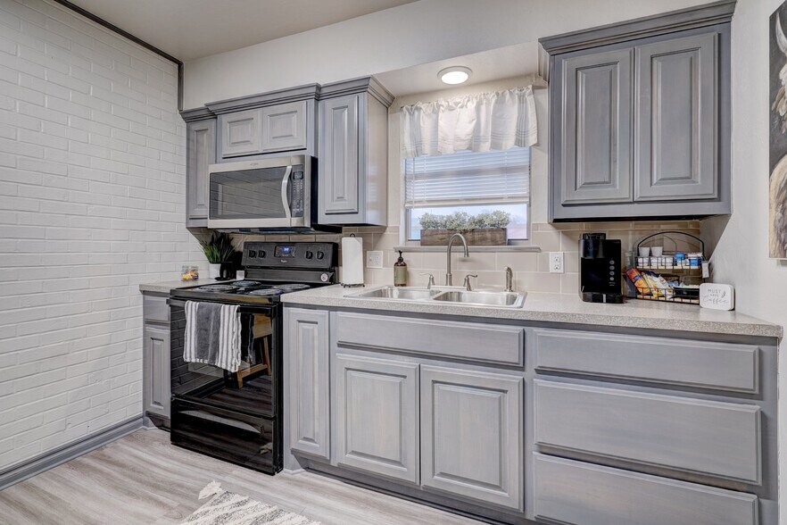 More Photos Of 1207 W Gore Blvd, Lawton Apartments For Sale