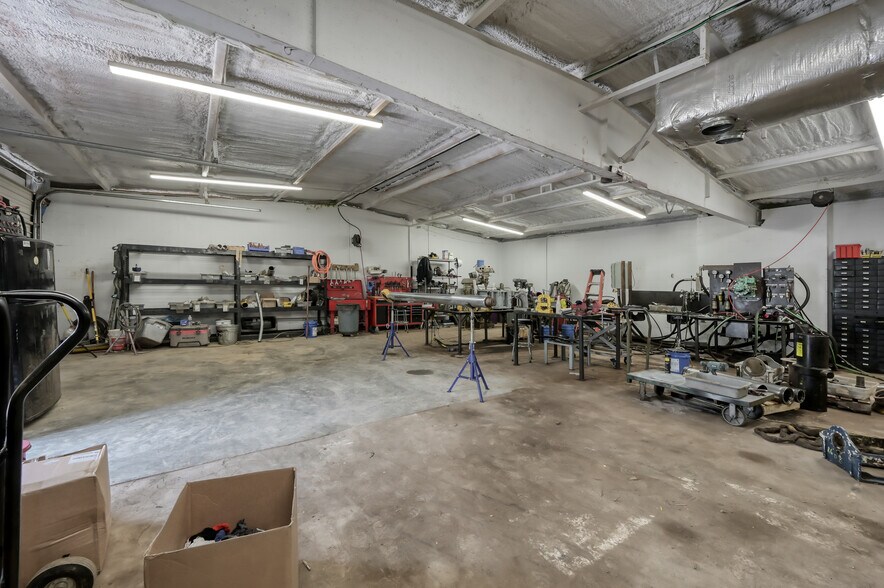 More Photos Of 508 Bryant Rd, Conroe Manufacturing For Sale