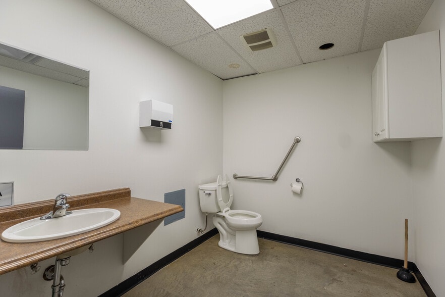 More Photos Of 22867 Fraser Hwy, Langley General Retail For Lease