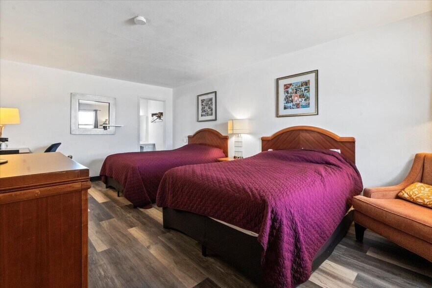 More Photos Of 505 Porter Wagoner Blvd, West Plains Hotel For Sale