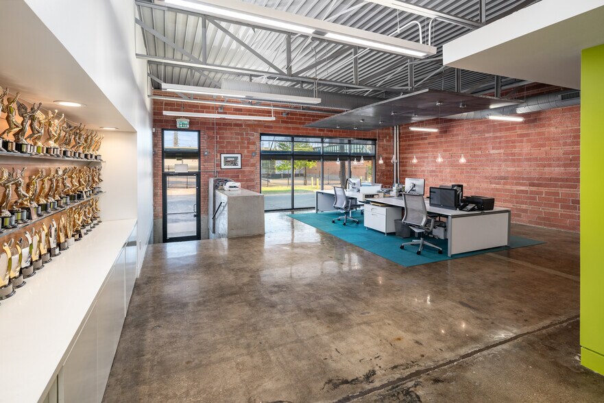 More Photos Of 127 Pittsburg St, Dallas Loft Creative Space For Lease