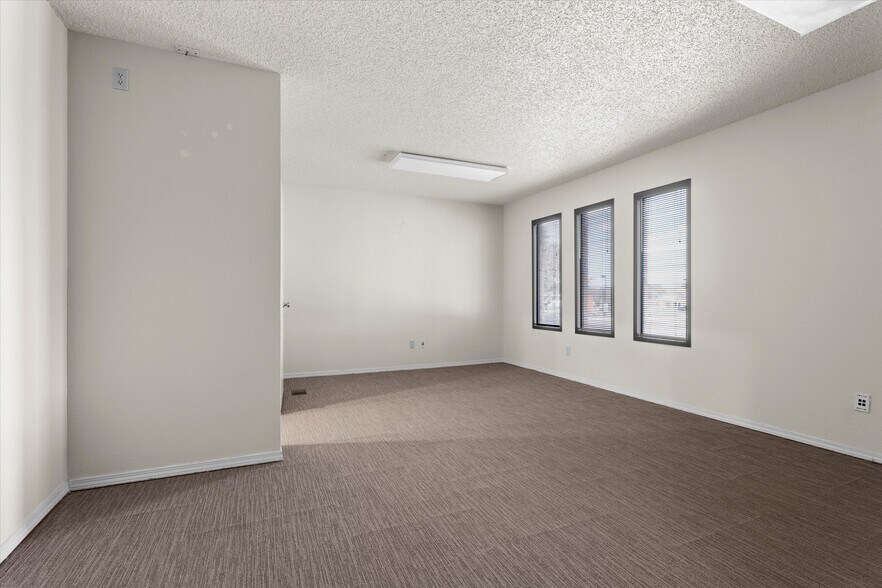 More Photos Of 8008 Slide Rd, Lubbock Office For Sale