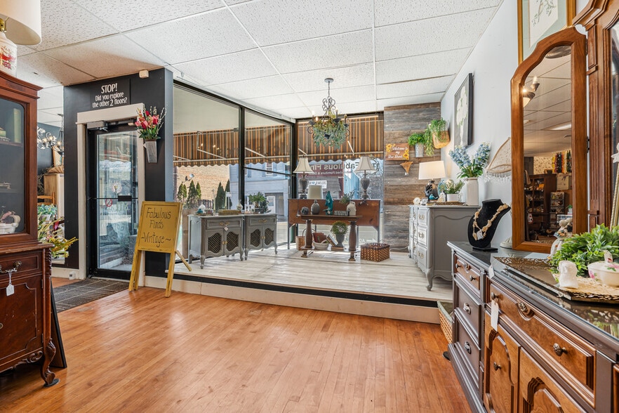 More Photos Of 811 Oregon St, Oshkosh Restaurant For Sale