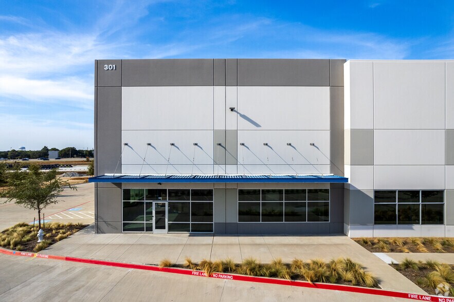 More Photos Of 301 Vista Ridge Mall Dr, Lewisville Warehouse For Lease