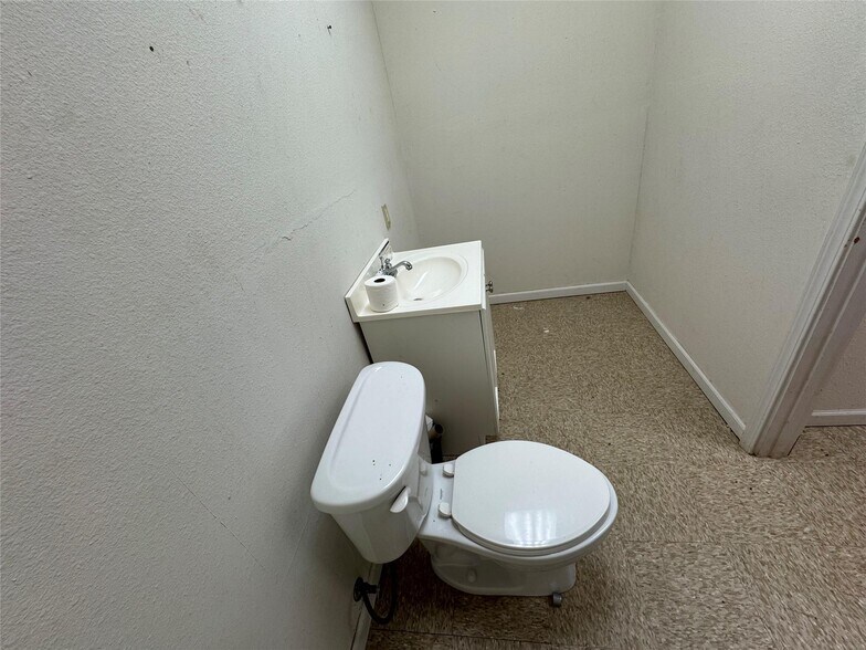 More Photos Of 1427 Russell Rd, Shreveport Office For Sale