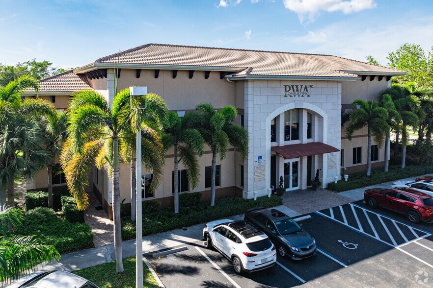 Primary Photo Of 6610 Willow Park Dr, Naples Medical For Lease