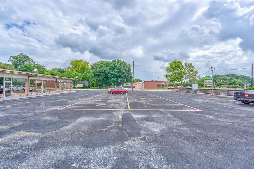 More Photos Of 1301-1309 Sandy Ln, Baytown General Retail For Sale