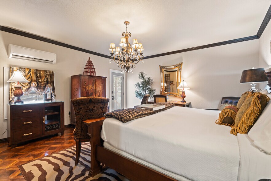 More Photos Of 306 N Main St, Bentonville Hospitality For Sale