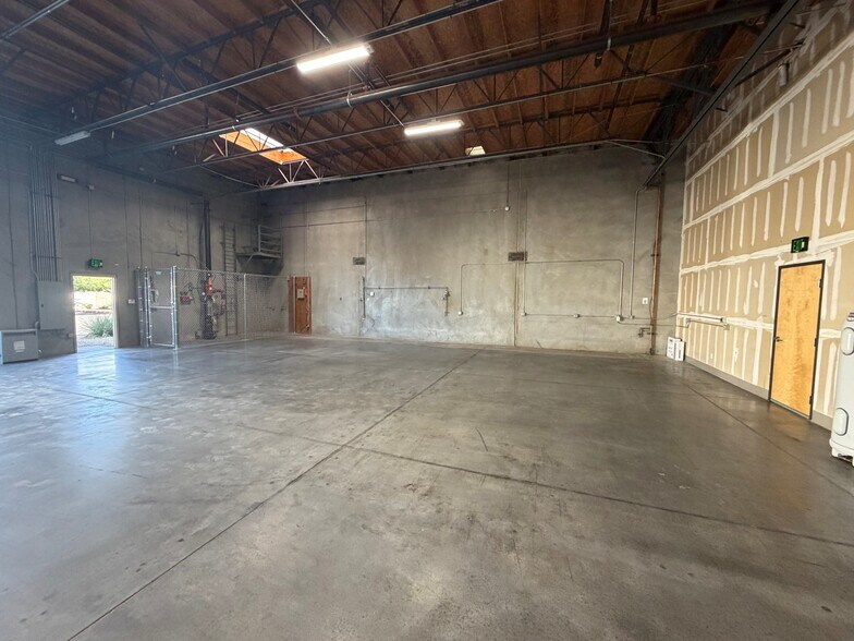 More Photos Of 7910 N Glen Harbor Blvd, Glendale Unknown For Lease