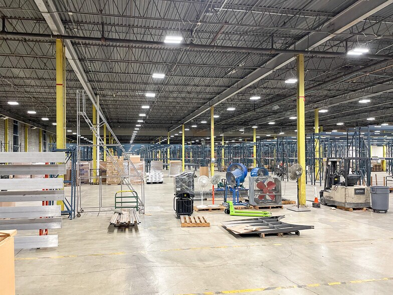 More Photos Of 1303-1315 N Highway Dr, Fenton Distribution For Lease