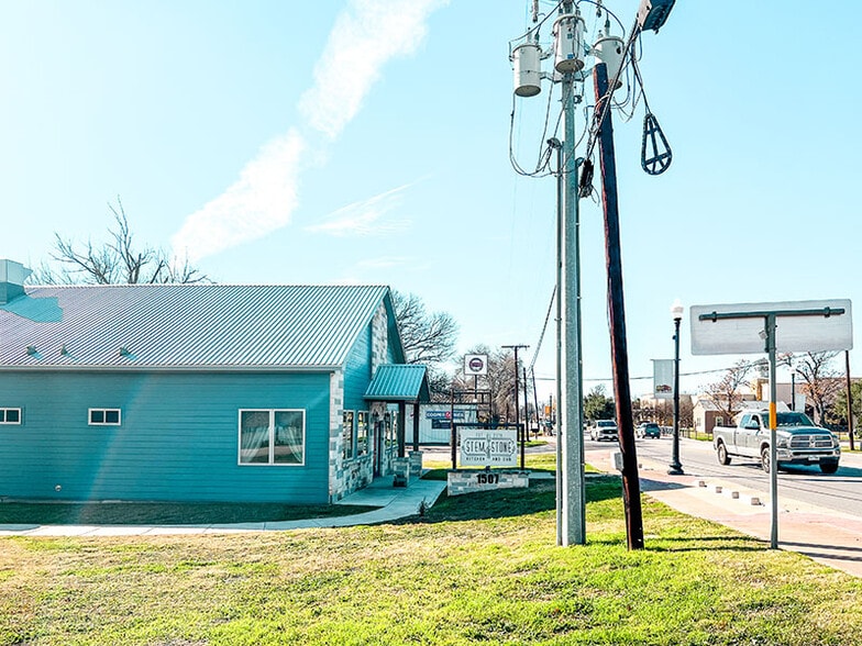 More Photos Of 1507 Chestnut St, Bastrop Freestanding For Lease