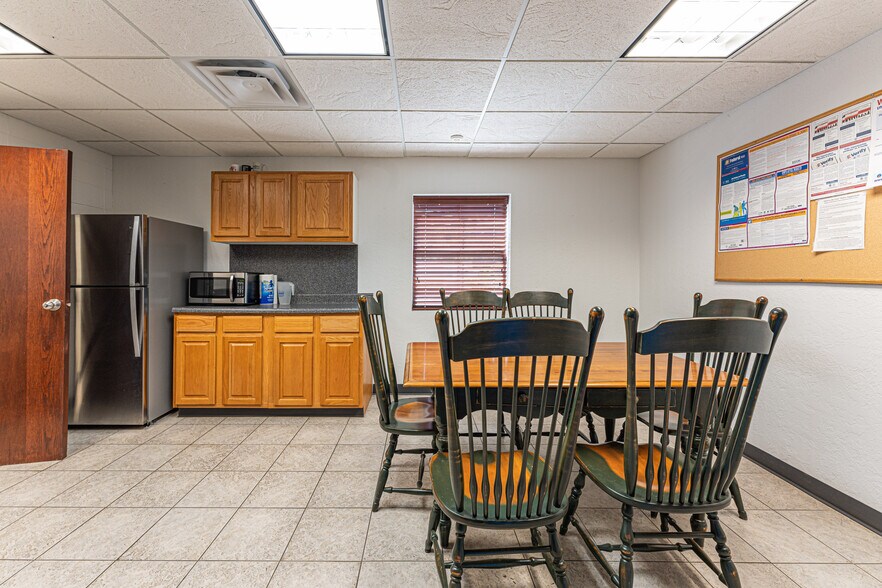 More Photos Of 1900 NE 36th St, Oklahoma City Office For Sale